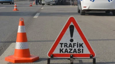 Kocaeli'nin İzmit ilçesi D-100 Karayolu üzerinde kamyon ile otomobilin çarpışması