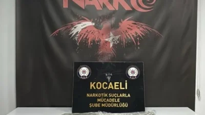 Kocaeli Emniyet Müdürlüğü ekiplerinin Derince’de gerçekleştirdiği operasyonda, durdurulan bir araçta