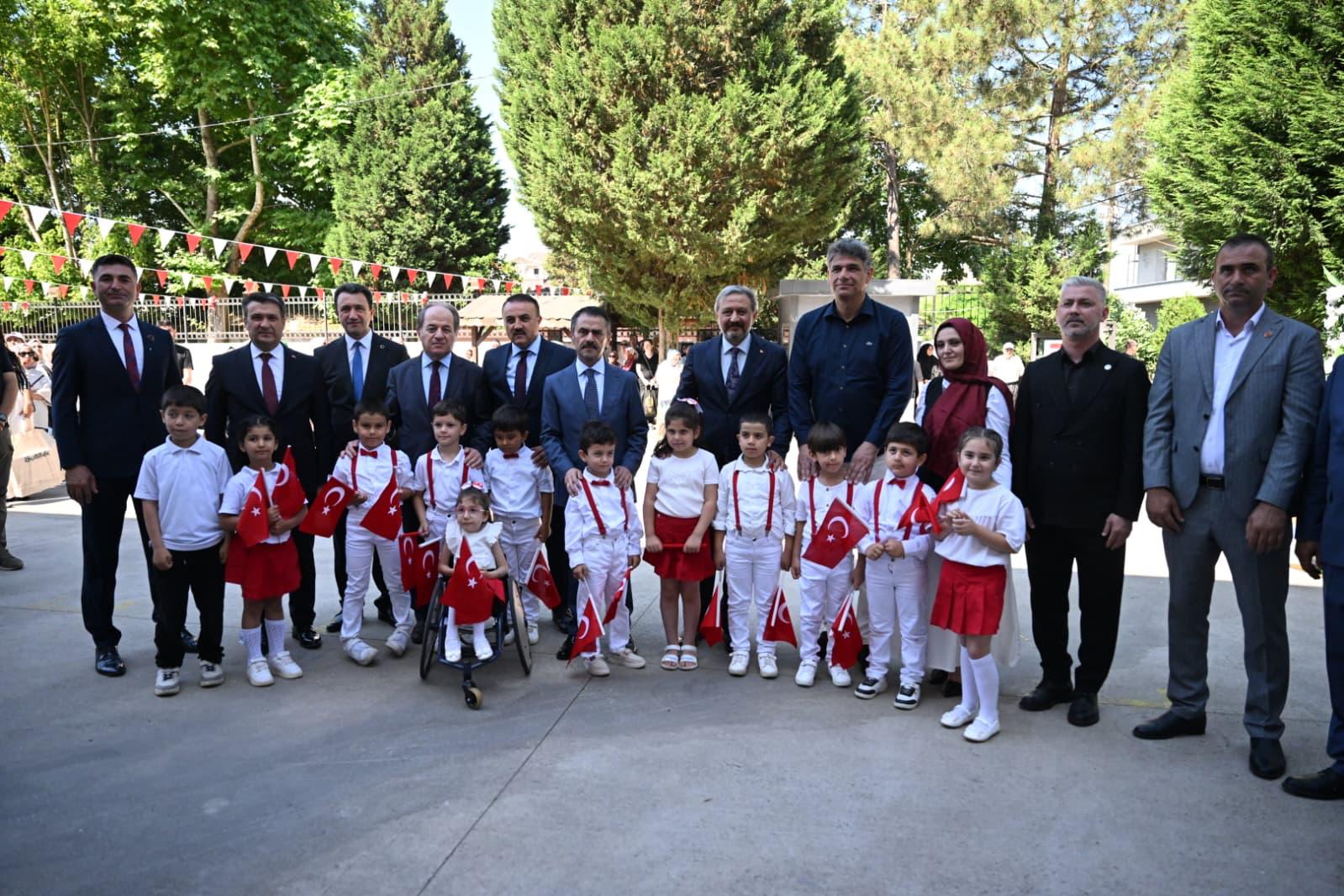 Vali Aktaş, Kartepe Hasanpaşa İlkokulu'nda karne heyecanına ortak oldu