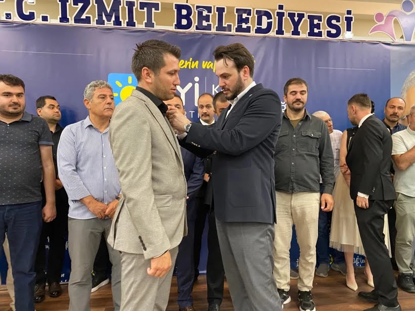 Kocaeli'de siyasi dengeleri alt üst eden transfer: İstifa edip o partiye geçtiler!
