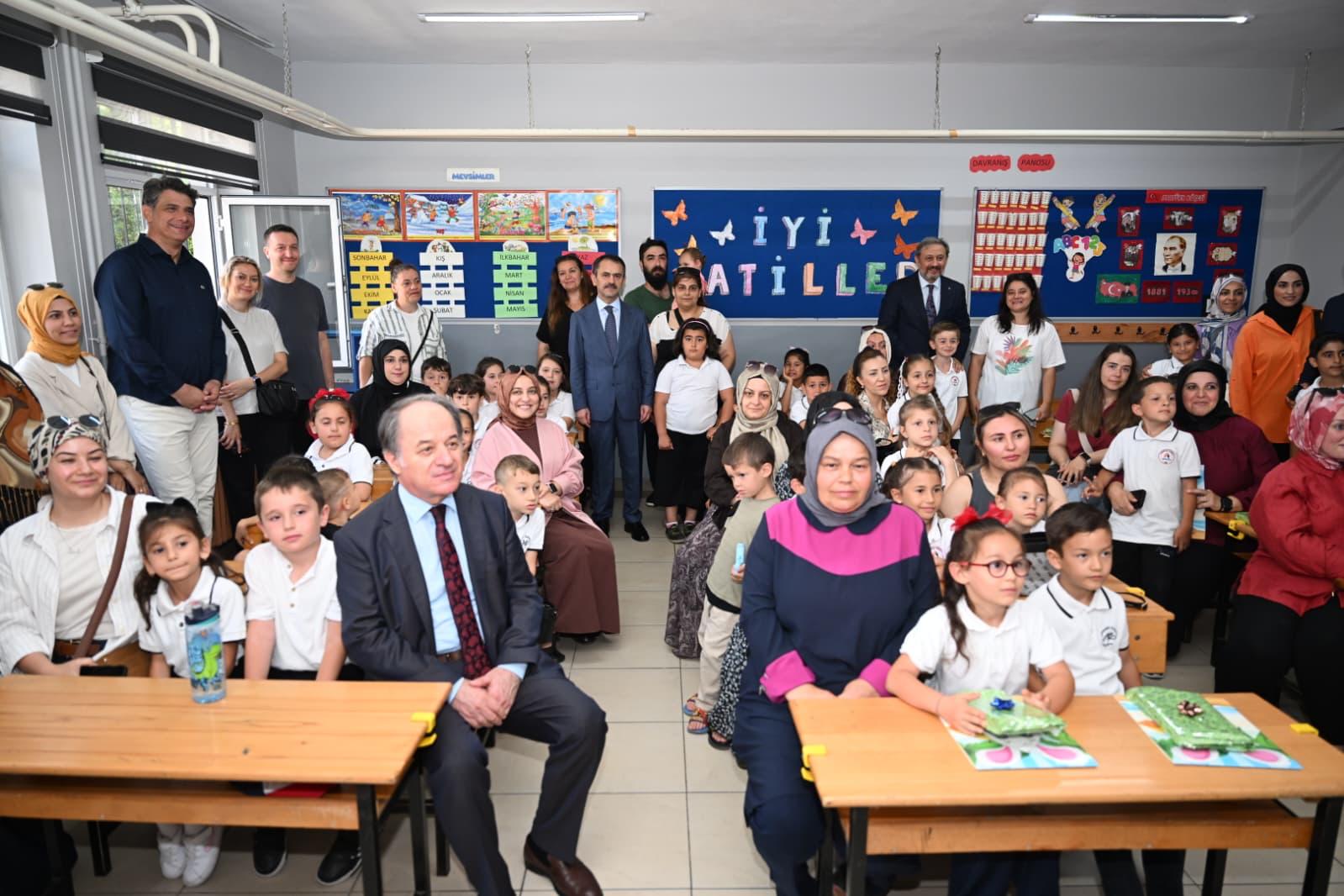 Vali Aktaş, Kartepe Hasanpaşa İlkokulu'nda karne heyecanına ortak oldu