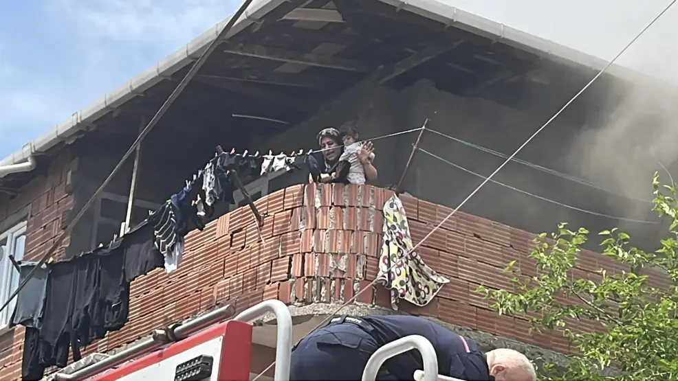 Kocaeli’nin Darıca ilçesinde öğle saatlerinde bir apartman dairesinde çıkan yangın,