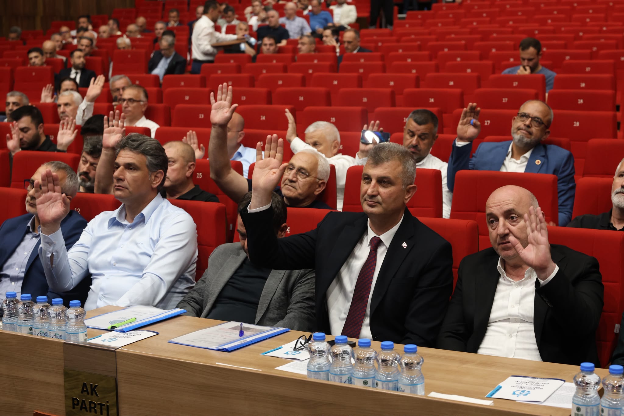 Koltuğu Kaybetti, Meclise Küstü