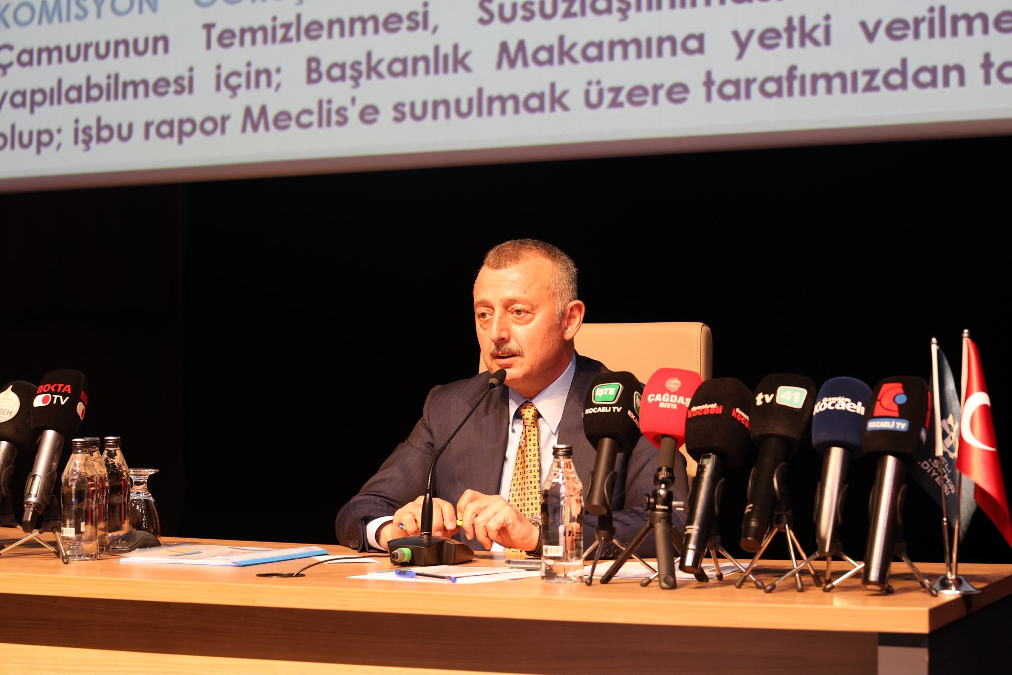 Koltuğu Kaybetti, Meclise Küstü