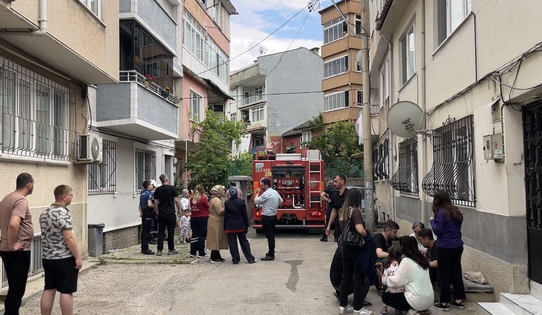 Bursa’nın Osmangazi ilçesinde bir apartmandan yükselen yoğun duman ve keskin