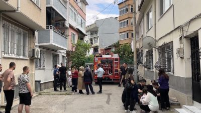 Bursa’nın Osmangazi ilçesinde bir apartmandan yükselen yoğun duman ve keskin