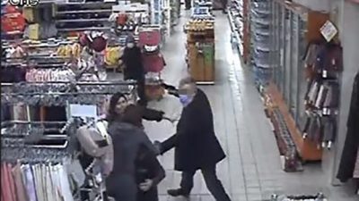 Kocaeli'nin Derince ilçesinde oğlunun trafik kazasında ölümünden sorumlu tuttuğu komşusunu