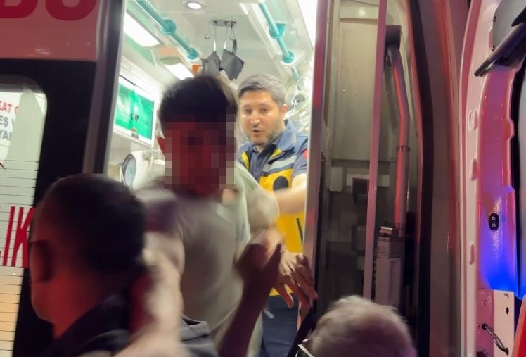 Aksaray’da 4. katın balkonuna çıkarak intihar girişiminde bulunan 17 yaşındaki