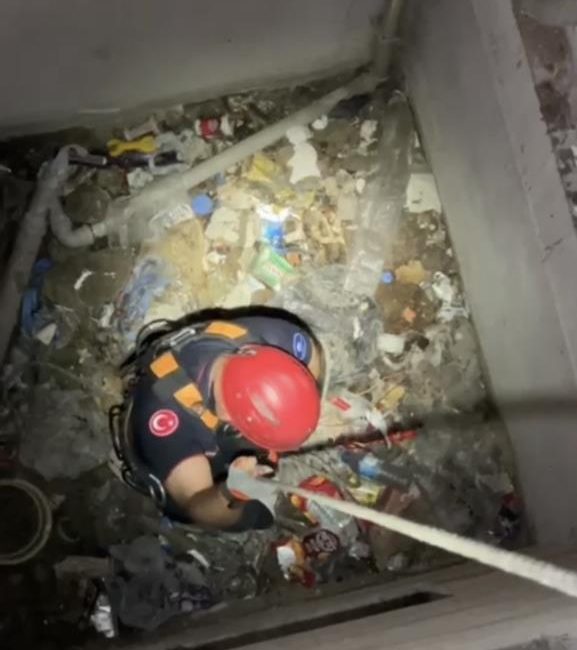 Kocaeli'nin şirin sahil ilçesi Karamürsel, itfaiye ekiplerinin imza attığı yürek