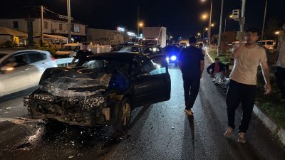 Düzce'de D-100 Karayolu Olimpiyat Kavşağı'nda iki otomobilin çarpışması sonucu meydana