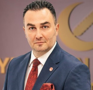 Refah partisi genel başkan yardımcısının makam aracı kazaya karıştı