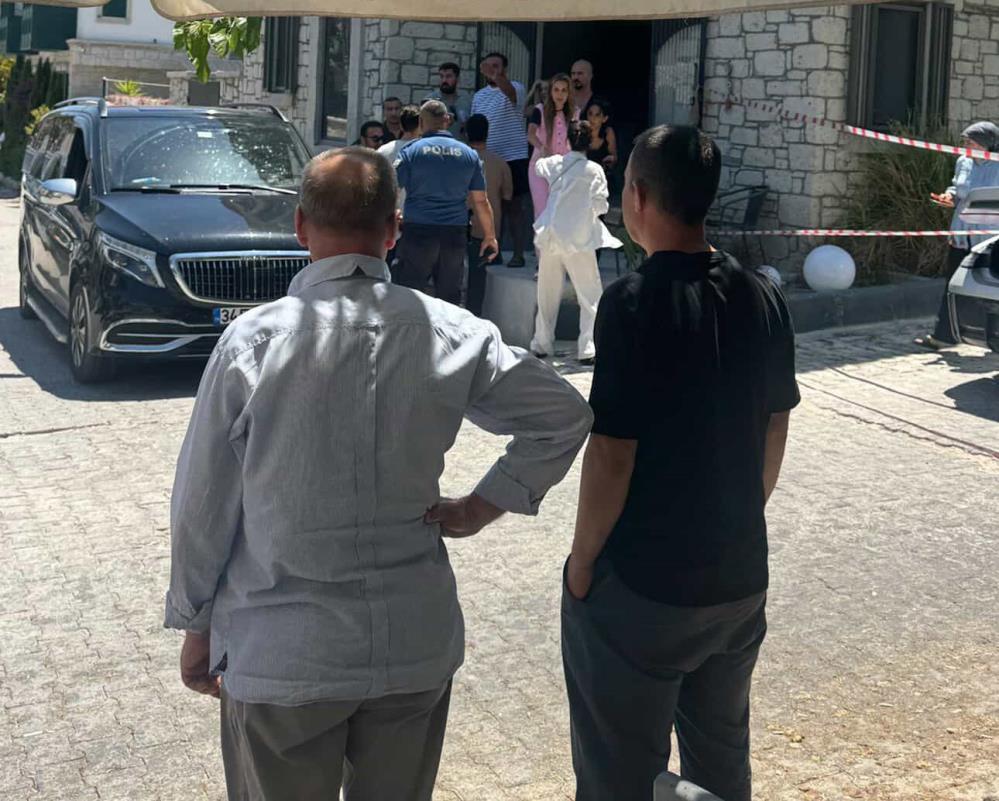 Türkiye'nin en çok takip edilen sosyal medya fenomenlerinden Dilan Polat ve Engin Polat çiftinin Alaçatı tatili, kanlı bir saldırıyla gölgelendi. Bugün saat 14.00 sıralarında İzmir'in Çeşme ilçesine bağlı Alaçatı'da kaldıkları otelin önünde silahlı saldırıya uğrayan Can Polat, ambulansla kaldırıldığı hastanede tüm müdahalelere rağmen kurtarılamadı. 37 yaşındaki Can Polat, göğsünden vurulmuştu. 