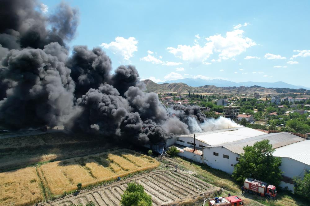 Denizli’nin Pamukkale ilçesi, güne hareketli ve endişeli anlarla başladı. Kale Mahallesi’nde faaliyet gösteren bir kauçuk deposunda, henüz belirlenemeyen bir sebepten ötürü yangın çıktı. 