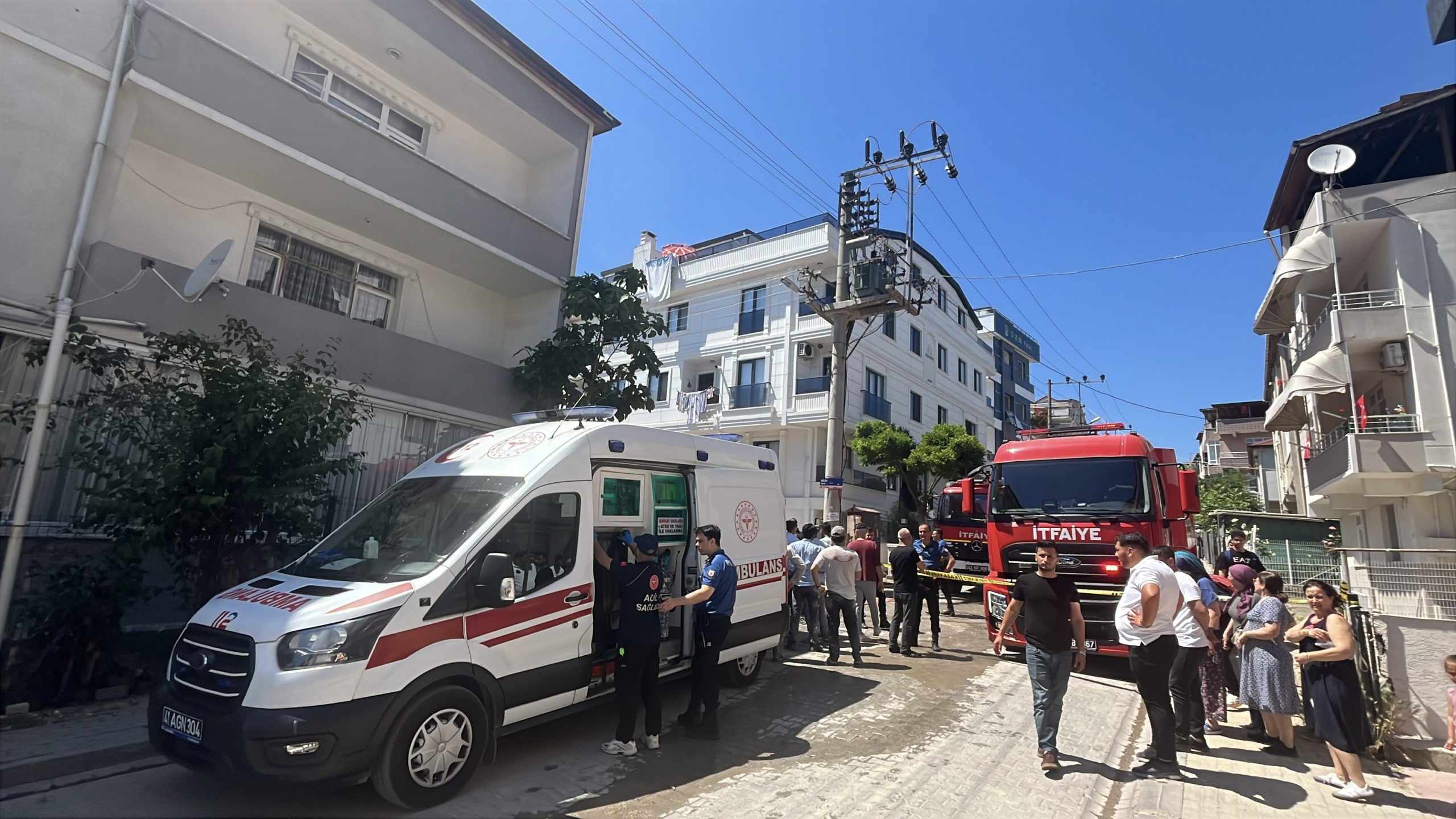Kocaeli'de facia: Hamile kadın ve 2 çocuğu mahsur kaldı