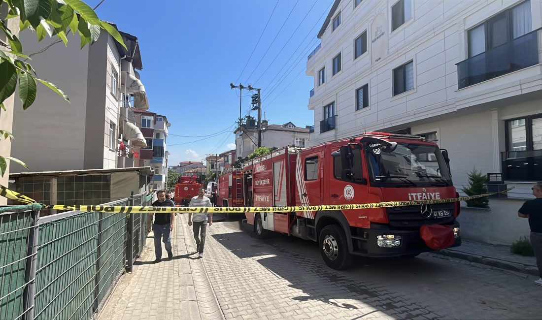 Kocaeli'nin Darıca ilçesinde 5 katlı binanın 4'üncü katında çıkan yangında