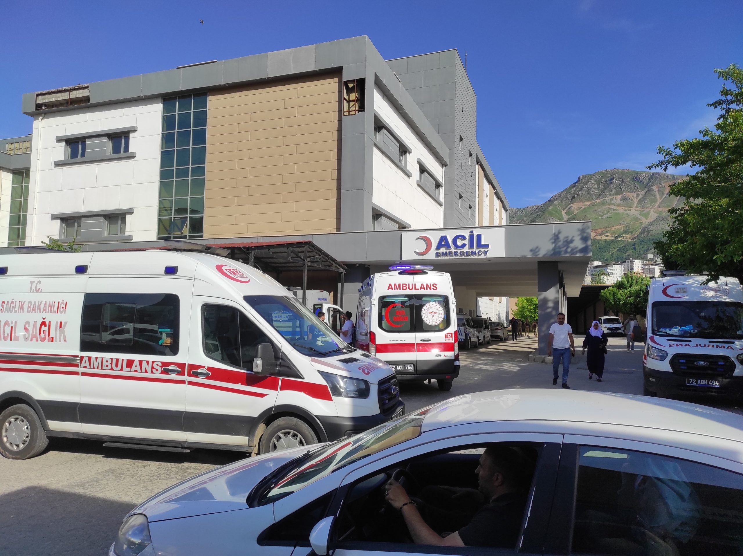 Taşlı sopalı kavga: Çok sayıda yaralı var!