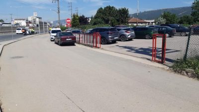 Kocaeli’nin Körfez ilçesi, güpegündüz sokak ortasında yaşanan kanlı bir kavgaya