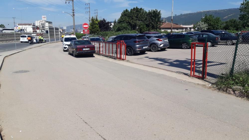 Kocaeli’nin Körfez ilçesi, güpegündüz sokak ortasında yaşanan kanlı bir kavgaya