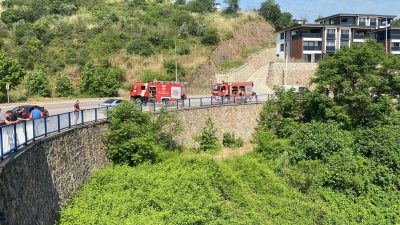 Kocaeli'nin Başiskele ilçesinde direksiyonu kilitlenen otomobil, demir bariyerleri parçalayarak yaklaşık