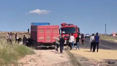 Şanlıurfa’nın Viranşehir ilçesinde, seyir halindeki bir kamyon ile otomobilin kafa