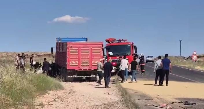 Şanlıurfa’nın Viranşehir ilçesinde, seyir halindeki bir kamyon ile otomobilin kafa