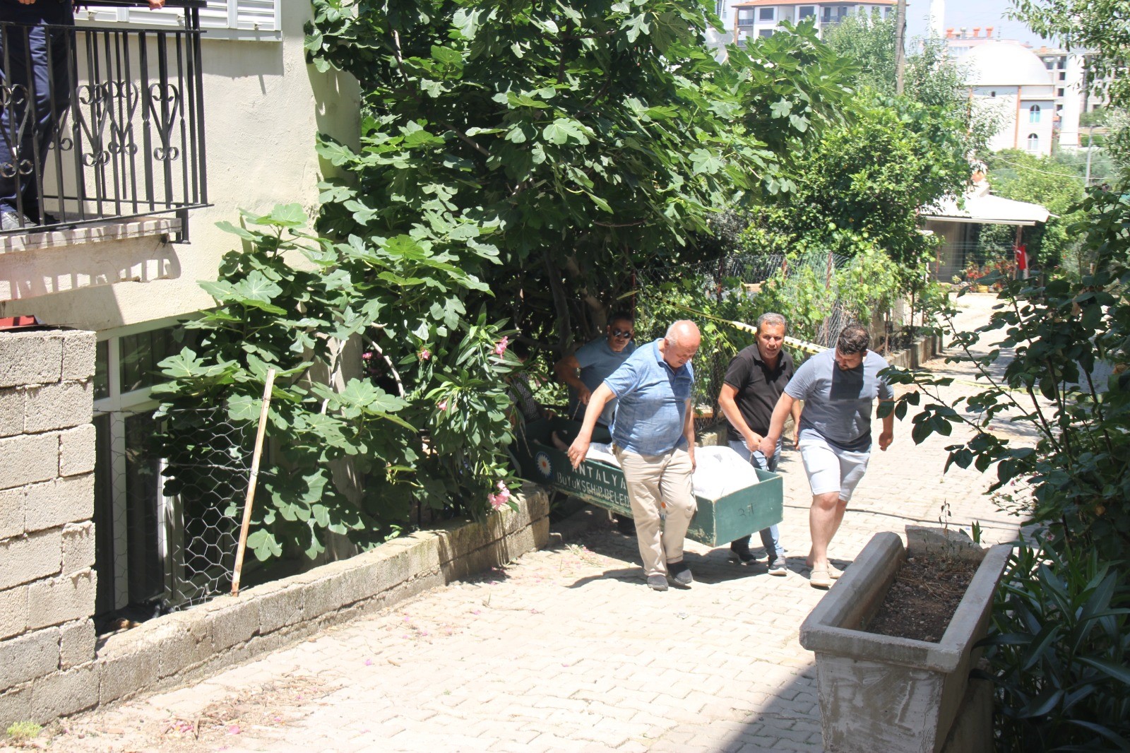 41 yaşındaki adam evinin bahçesinde ölü bulundu!