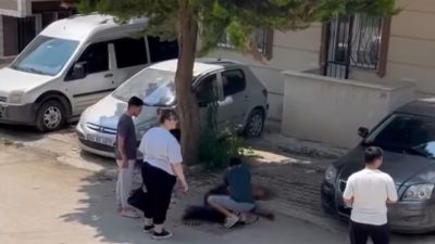 Bursa’nın Osmangazi ilçesinde sokak ortasında bıçaklarla birbirine saldıran iki kardeş