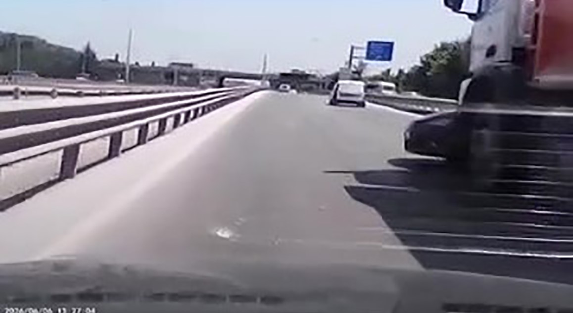 Kocaeli D-100'de korku dolu anlar: Metrelerce sürükledi