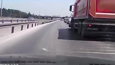 Kocaeli’nin Başiskele ilçesinde kamyonla çarpışan otomobil, kamyonun önünde metrelerce sürüklendi.