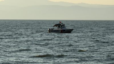 Bursa'da oğlu ile yüzmek için İznik Gölü'ne giren emekli polis