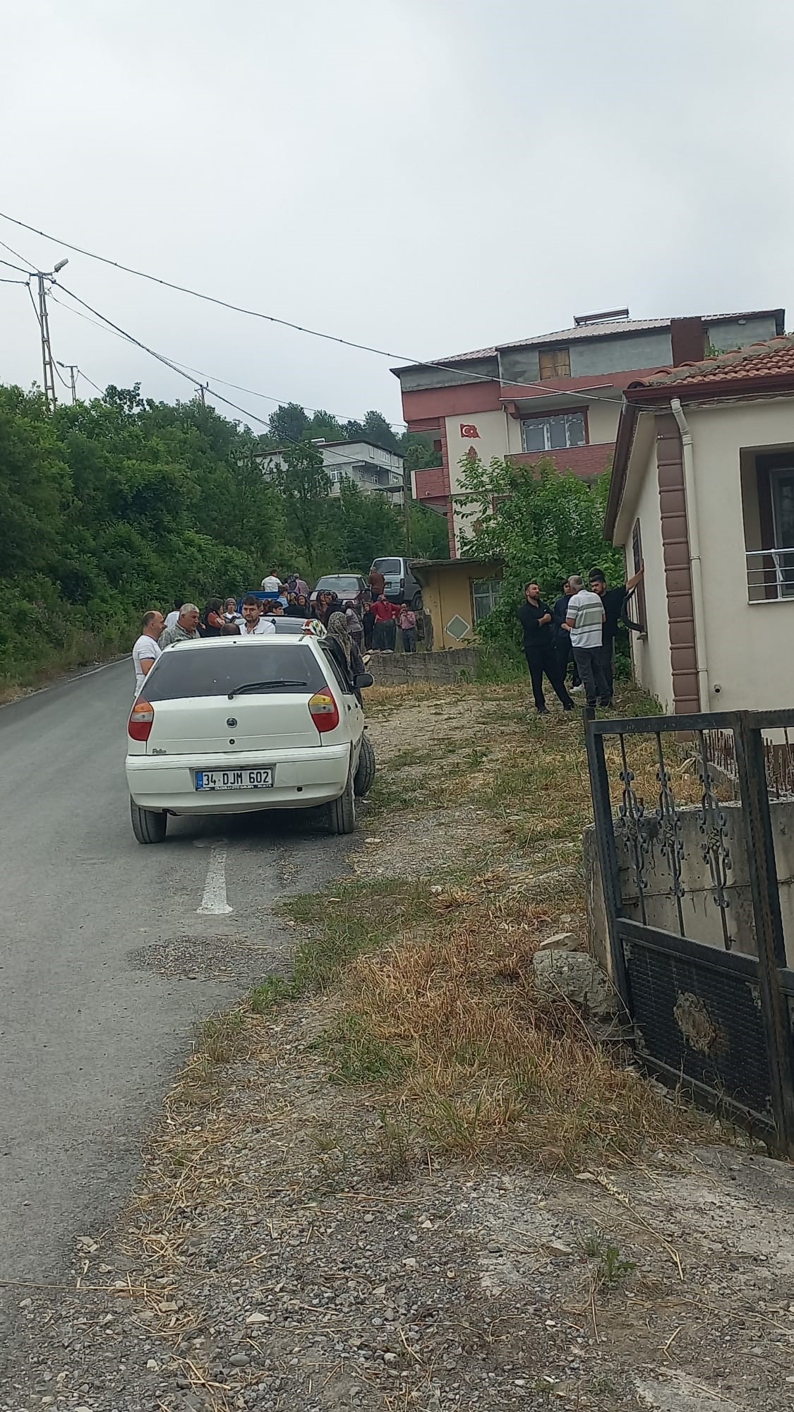 Bayram için geldiği evinde kendini astı
