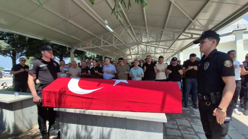 Polis memuru evinde ölü bulundu