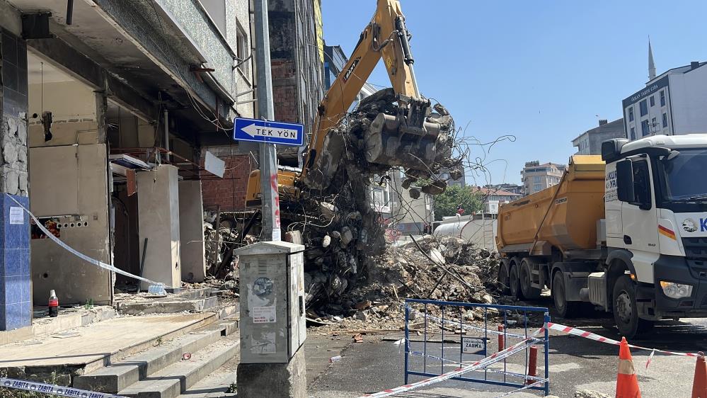 Gebze'de 4 kişinin öldüğü facianın ardından boşaltılan 22 riskli yapının yıkımına başlandı