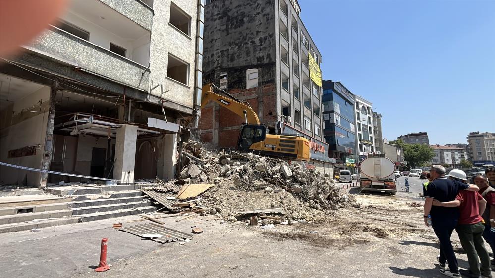 Gebze'de 4 kişinin öldüğü facianın ardından boşaltılan 22 riskli yapının yıkımına başlandı