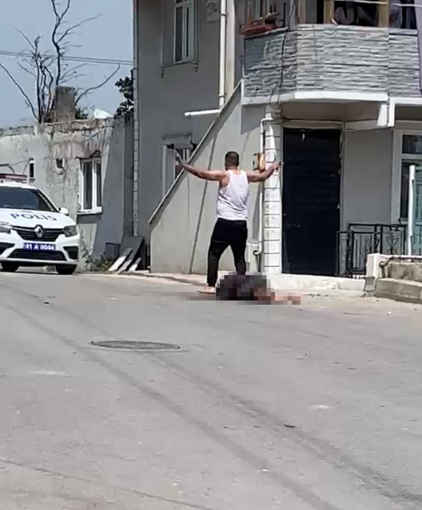 Kocaeli'de eşini sokak ortasında katletti!