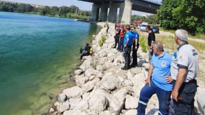 Adana'da sıcak havadan bunalarak serinlemek amacıyla Seyhan Nehri'ne giren 17
