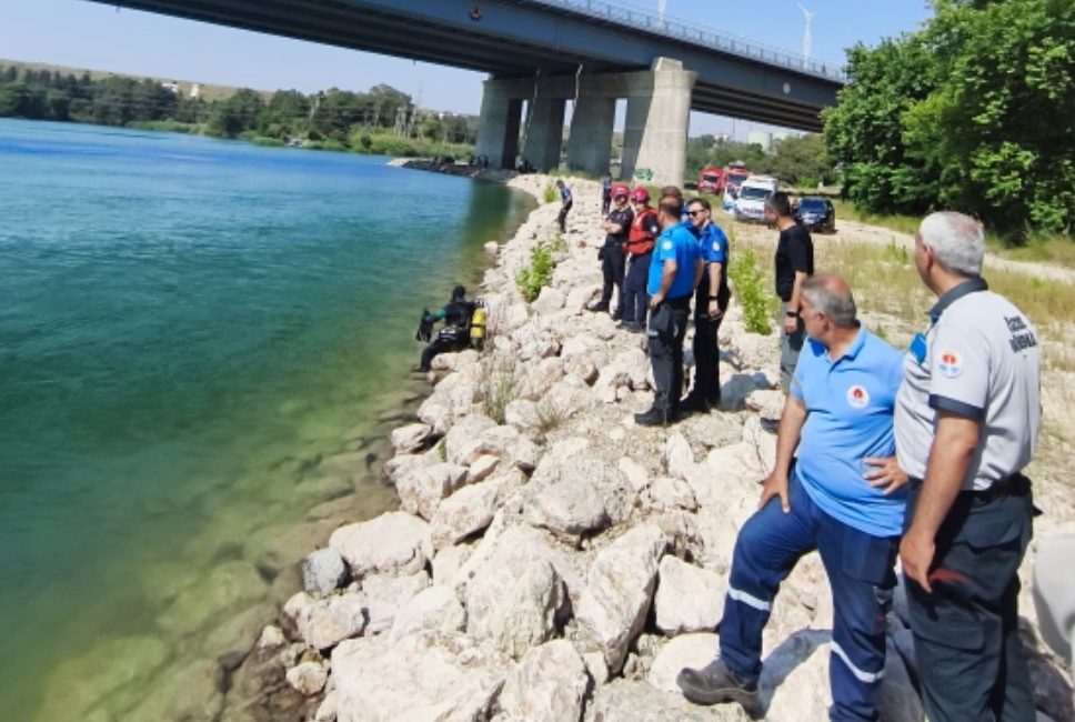 Adana'da sıcak havadan bunalarak serinlemek amacıyla Seyhan Nehri'ne giren 17