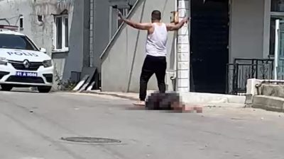 Kocaeli'nin Dilovası ilçesinde cinnet getiren bir koca, sokak ortasında tartıştığı