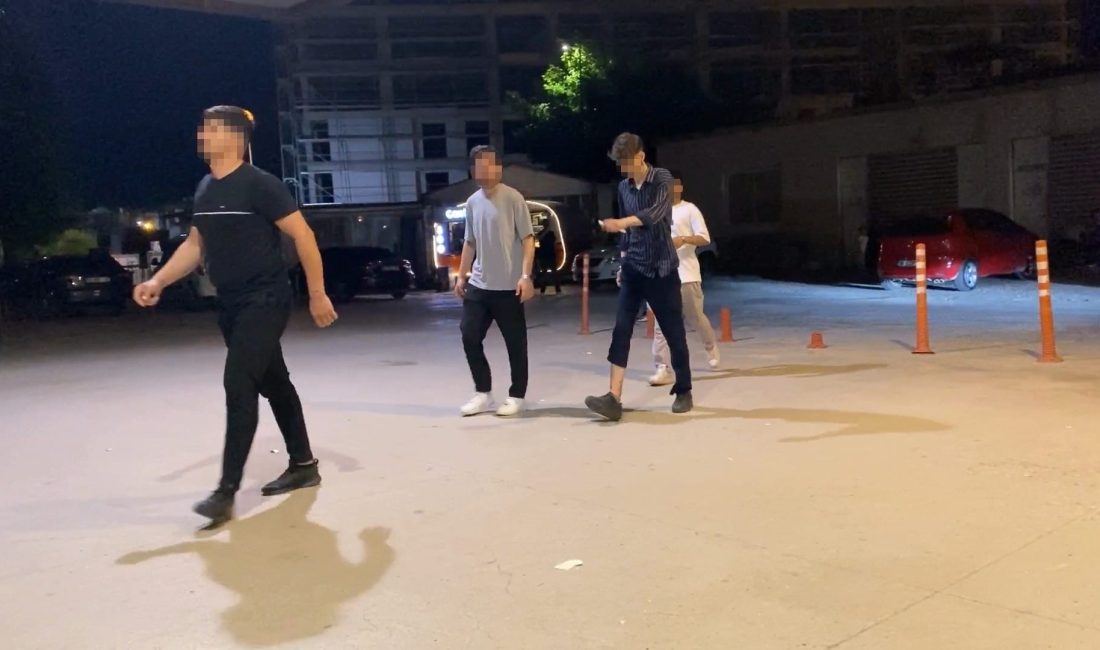 Bursa'nın İnegöl ilçesinde, lüks bir araçla çocuk parkının önüne gelen