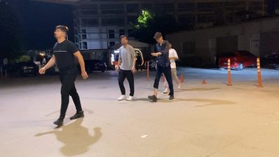 Bursa'nın İnegöl ilçesinde, lüks bir araçla çocuk parkının önüne gelen