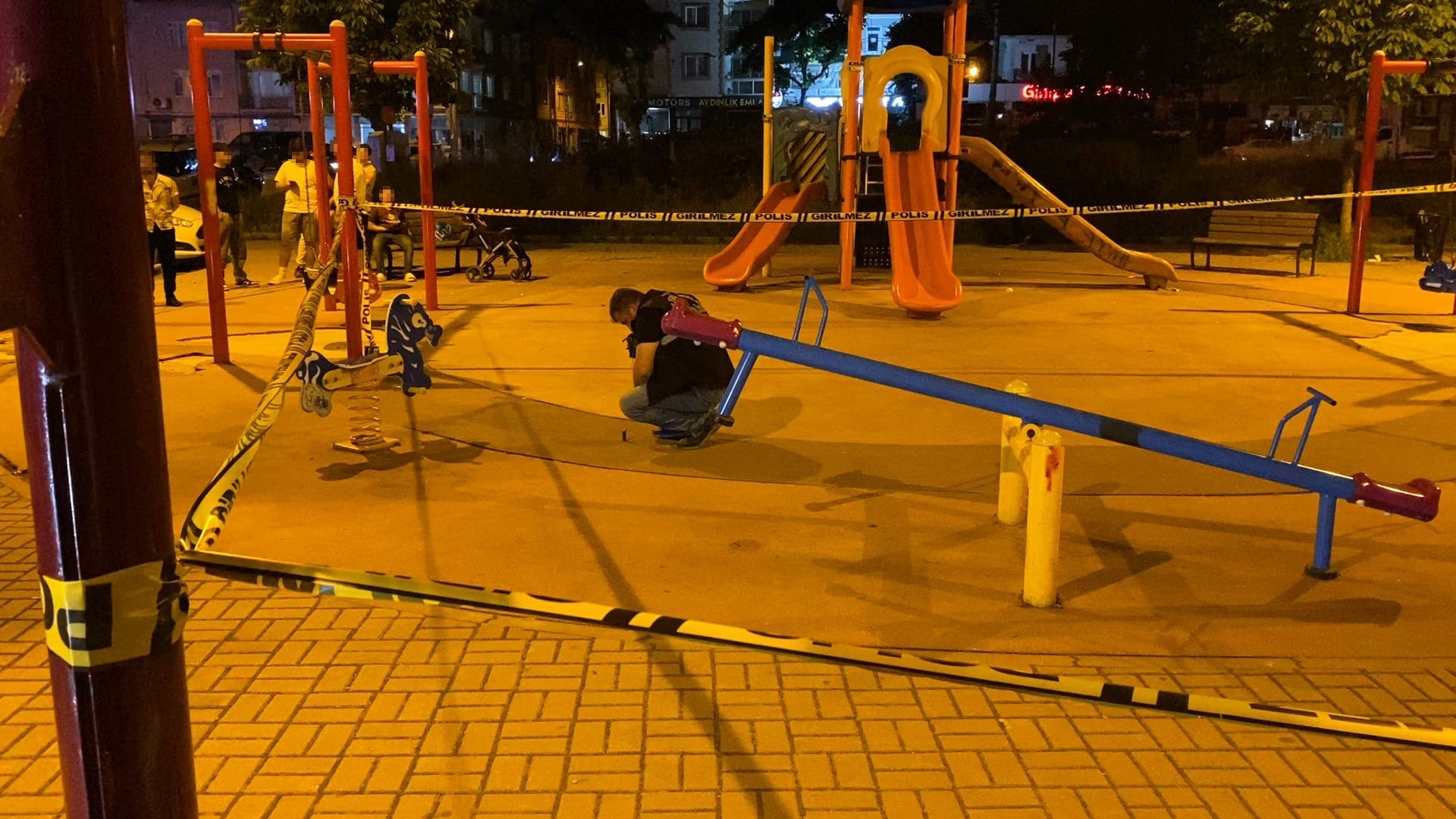 Çocuk parkında silahlı saldırı: Çok sayıda yaralı var!