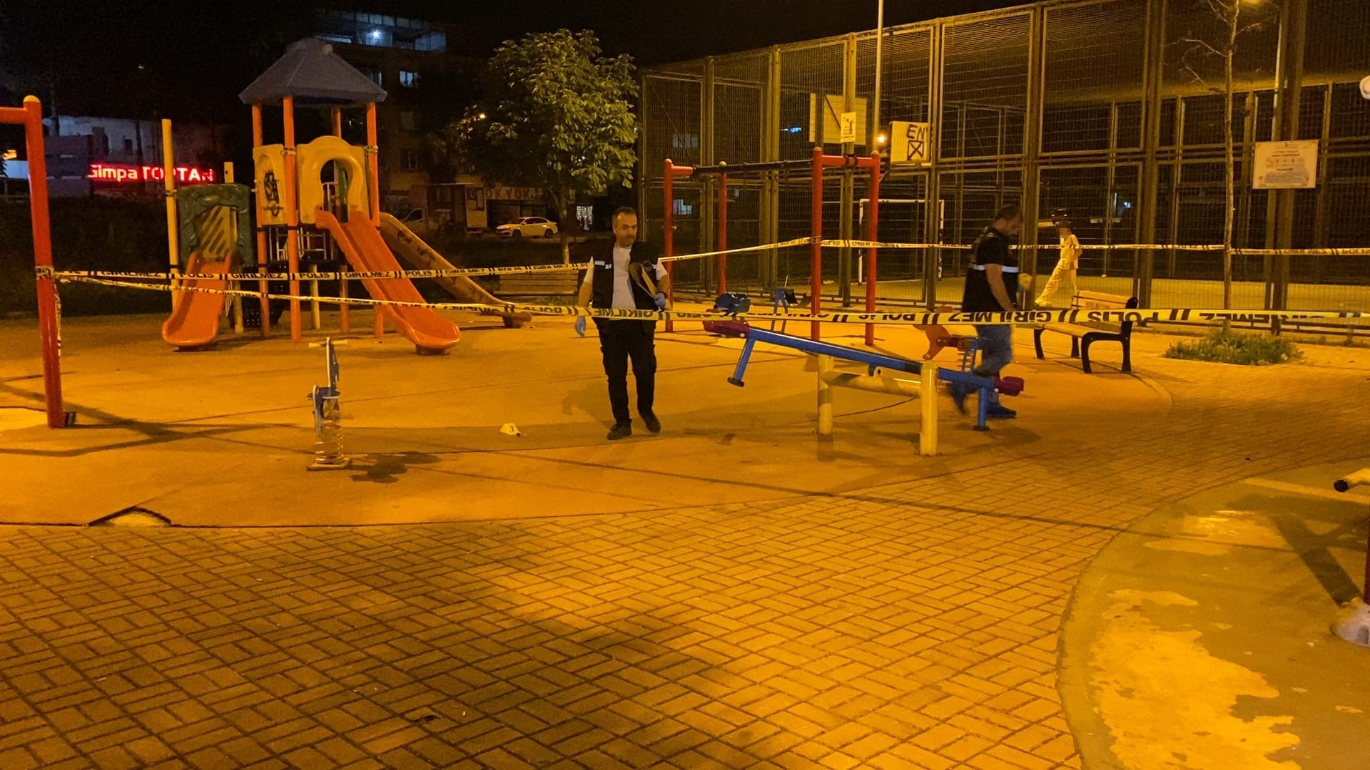 Çocuk parkında silahlı saldırı: Çok sayıda yaralı var!