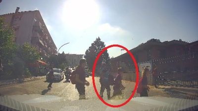 Kocaeli'de görevi başındaki zabıta personelinin, koltuk değneğiyle yürümekte güçlük çeken