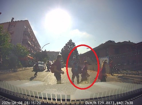 Kocaeli'de görevi başındaki zabıta personelinin, koltuk değneğiyle yürümekte güçlük çeken