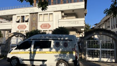 İstanbul Bakırköy'de lüks bir villada birlikte yaşayan iki kardeş arasında