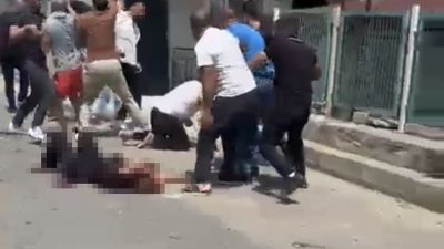 Kocaeli'nin Dilovası ilçesinde 5 çocuk annesi eşi Elif K.'yı sokak