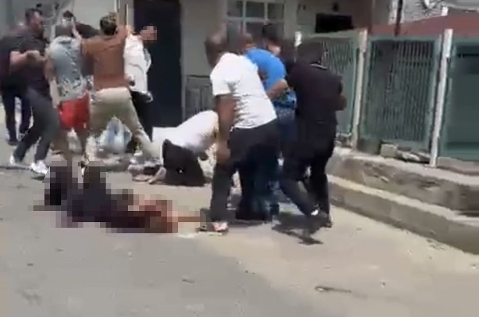 Kocaeli'nin Dilovası ilçesinde 5 çocuk annesi eşi Elif K.'yı sokak
