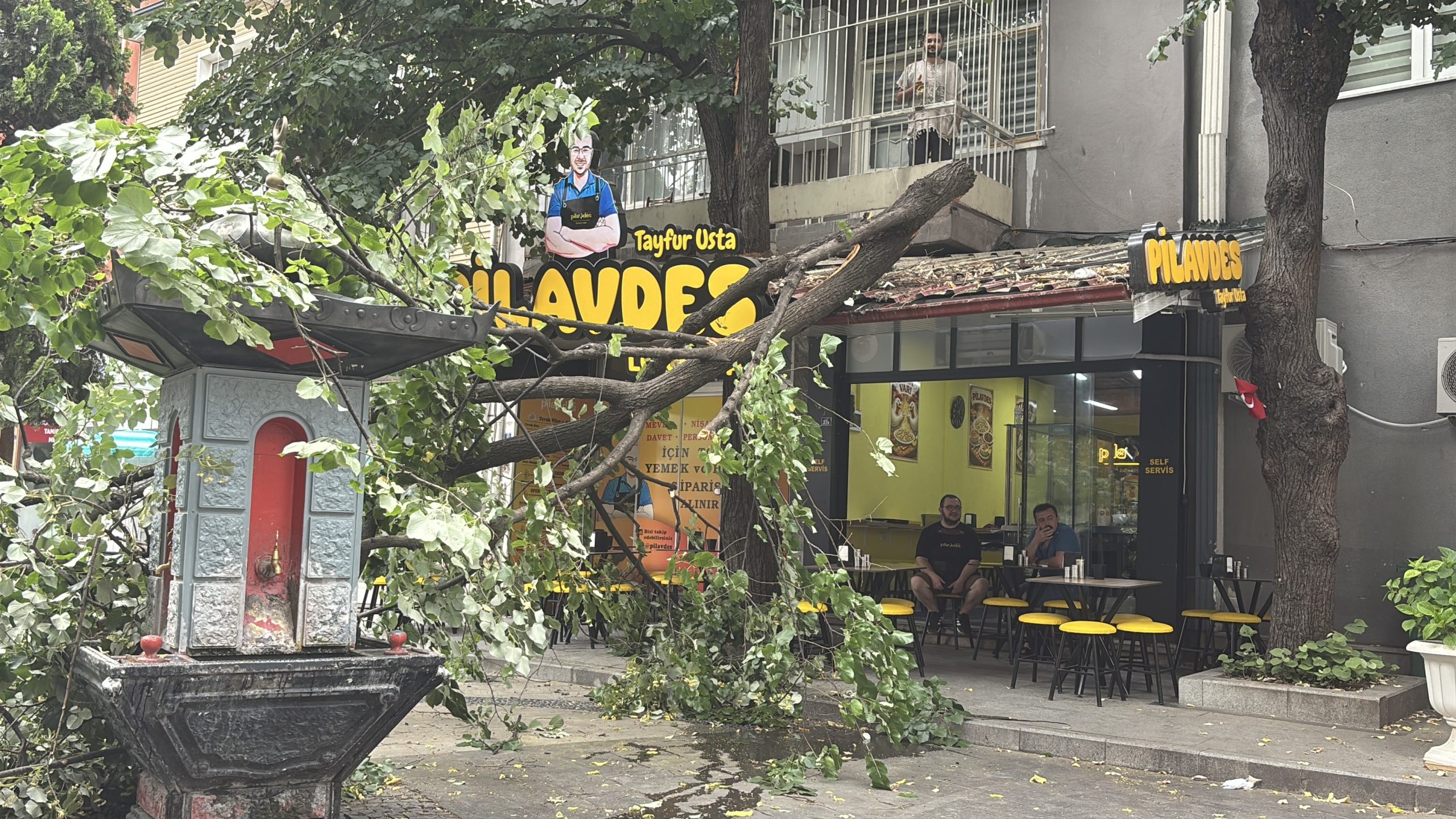 Kocaeli'de olay: İşletmenin üzerine düştü, herkes o sese koştu!