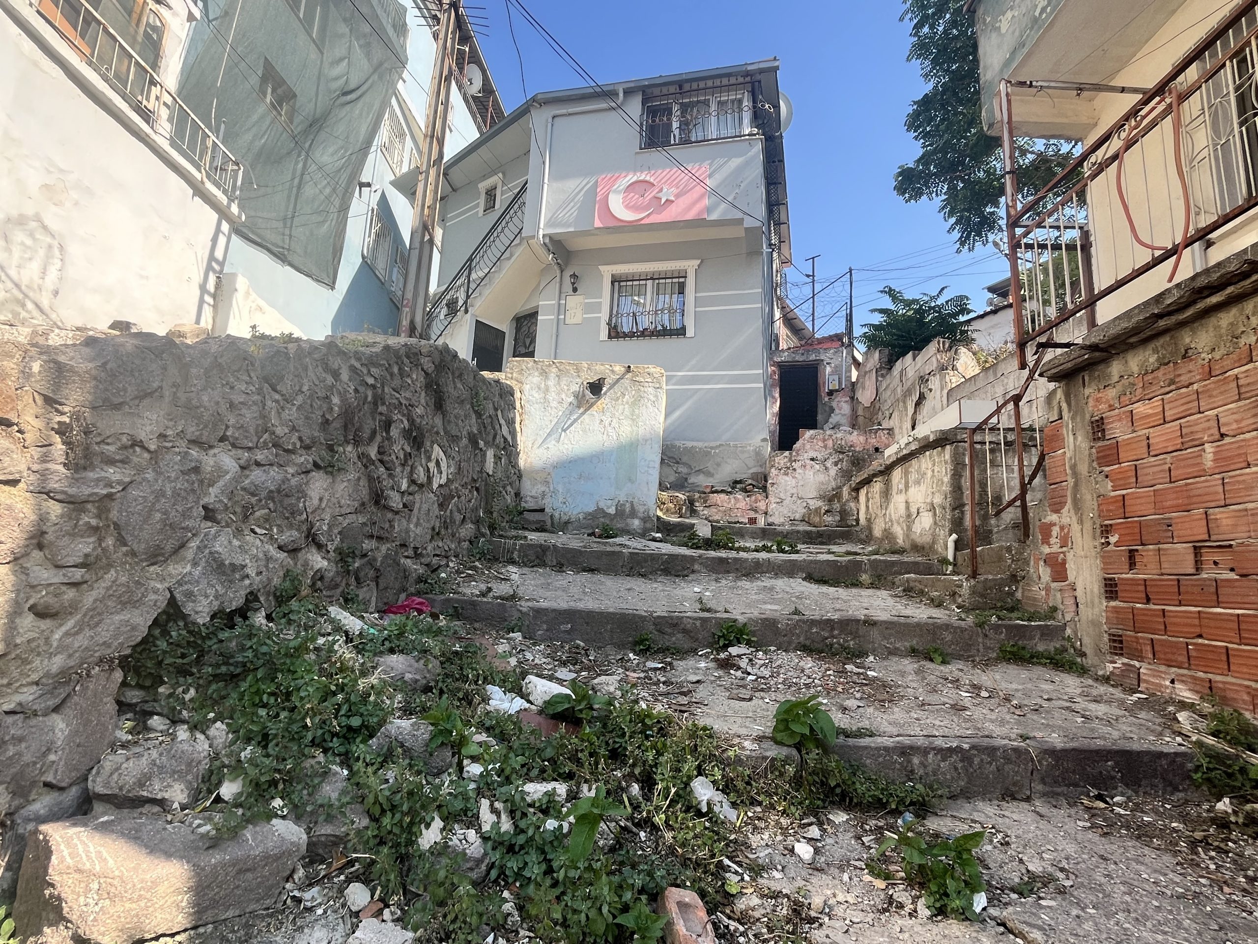 Sokak ortasında kezzaplı saldırı!