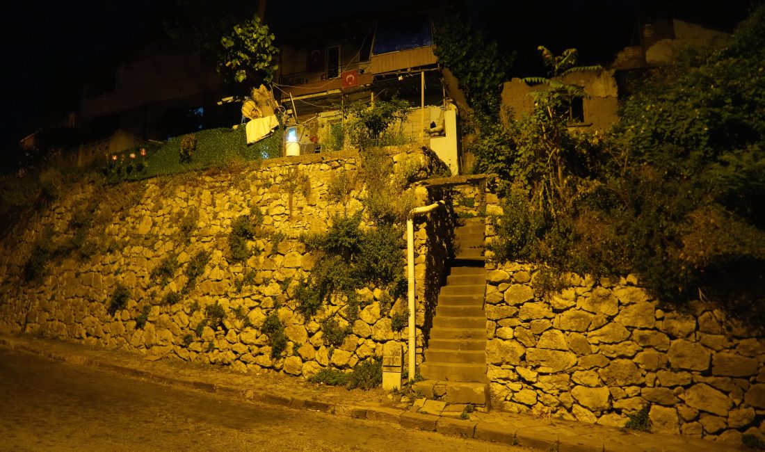 Kocaeli'nin İzmit ilçesinde 2 katlı bir binanın tavan sıvalarının aniden